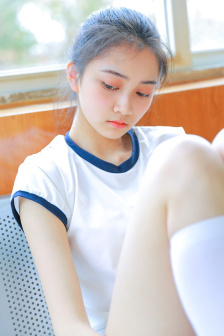 我半夜摸妺妺的奶摸到高潮